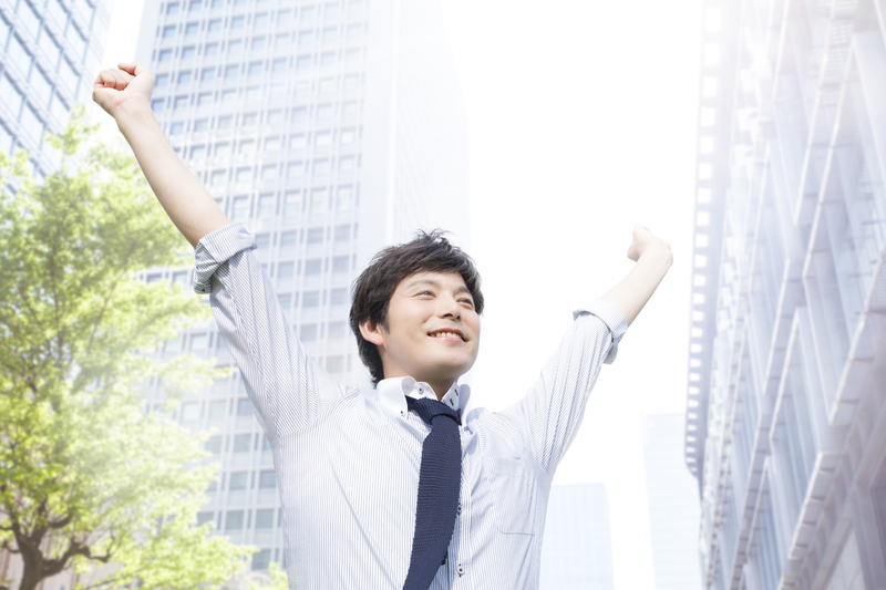 元気に社会生活を送る若い男性