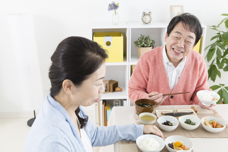 食事している人