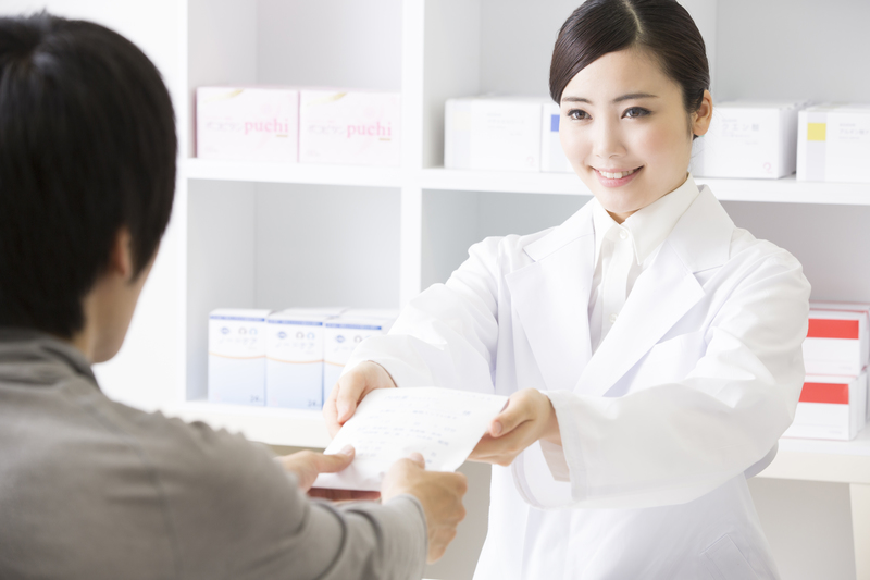 薬剤師さんが薬袋を渡している