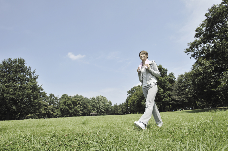 平坦な明るい道をウォーキングしている人