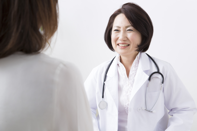 医師と更年期の女性が話し合うイメージ