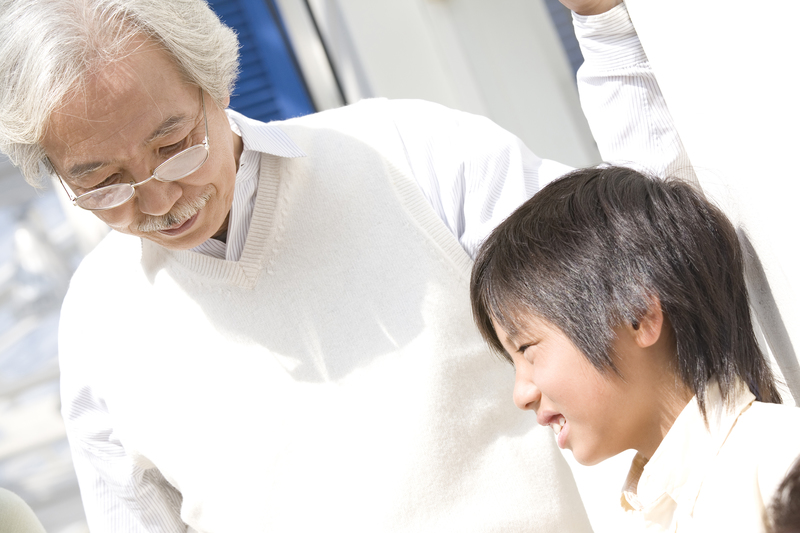 5〜10歳くらいの子どもと70〜90歳の高齢者