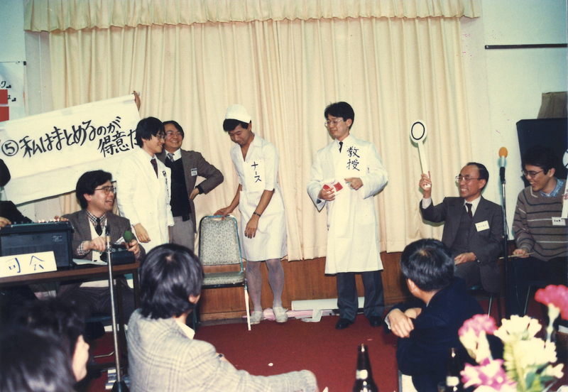 忘年会での余興のひとコマ(左側司会席 向山先生)