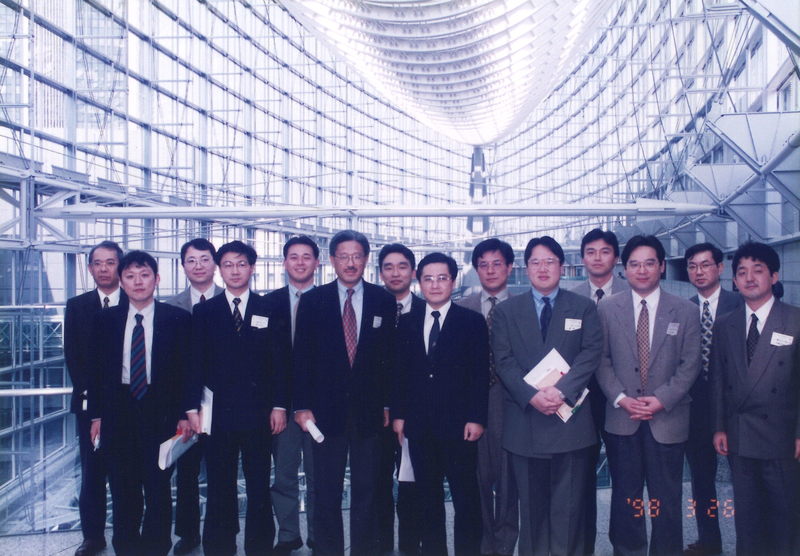 留学から帰国後、Victor J. Dzau先生を迎えて(右から3人目 向山先生)