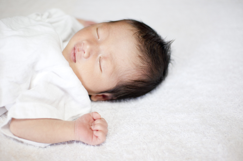 新生児が寝ている様子