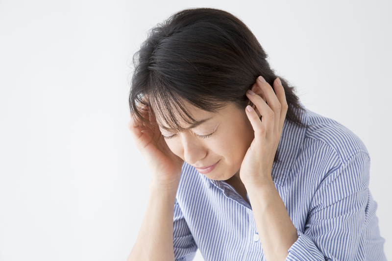 頭を抱える女性