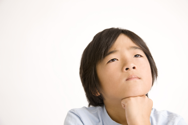 悩む小学生