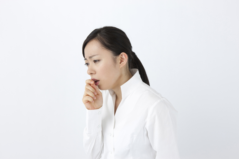 咳をしている大人