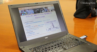 スマホ老眼とは? 目のみならず脳も疲労する