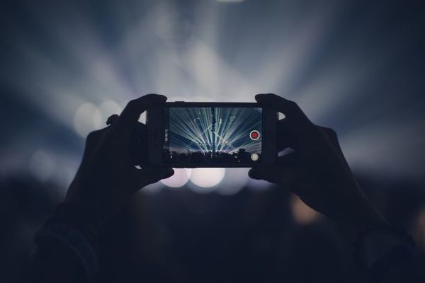 Facebookに動画を投稿する方法!動画のアップロードは簡単!のイメージ