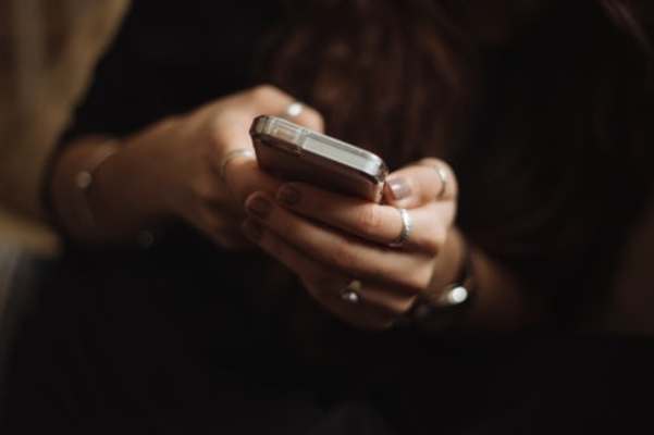iPhoneを強制終了する方法と注意点!機種別に解説!のイメージ