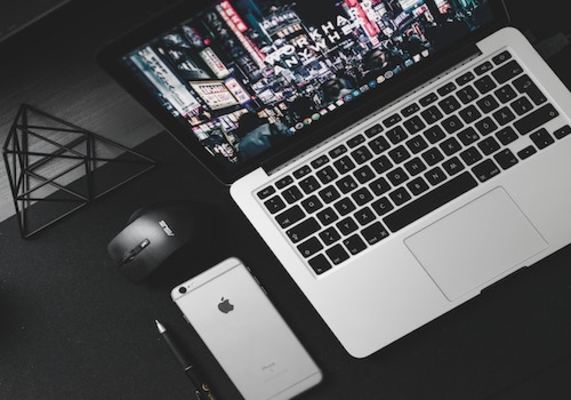 Zoomの「ホストには進行中の別ミーティングがあります」について解説!のイメージ