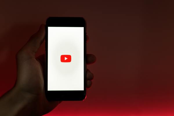 YouTubeライブのチャット欄で名前にスパナマークが表示される意味は?のイメージ