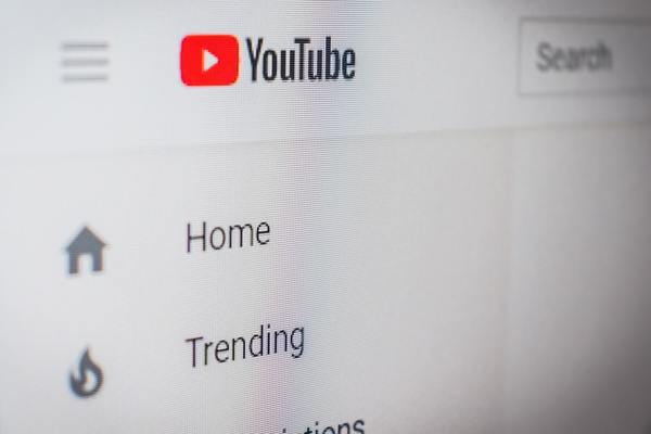 YouTubeの自動翻訳機能が便利!日本語字幕の設定方法【スマホ/PC】のイメージ