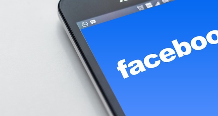 Facebookをブラウザで開く方法!スマホでPC版の画面を見るショートカットも紹介!のイメージ