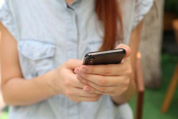 【Android】ナビゲーションバーのカスタマイズ方法!非表示/色の変更/透過の設定方法を解説!のイメージ