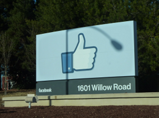 Facebookへの友達の招待方法!招待メールの送り方をPC/スマホ別に解説!のイメージ