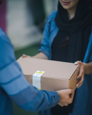 Amazonの郵便局での返品方法!ゆうパック(持ち込み)の返送料金は返金されるかも解説!のイメージ