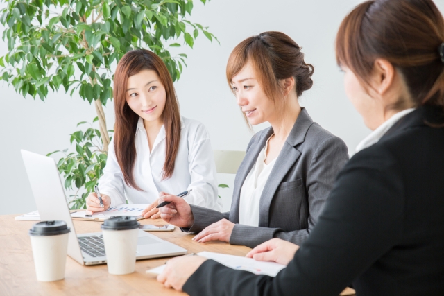 オフィスカジュアルの冬コーデとは?働く女性に人気のファッション特集!のイメージ