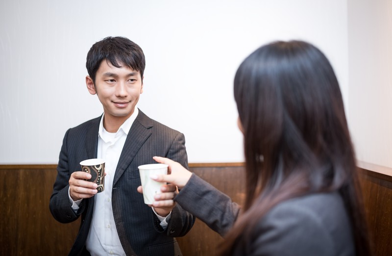 初対面でも会話を成功させるコツとは?異性と上手に話す秘訣やネタまとめ!のイメージ