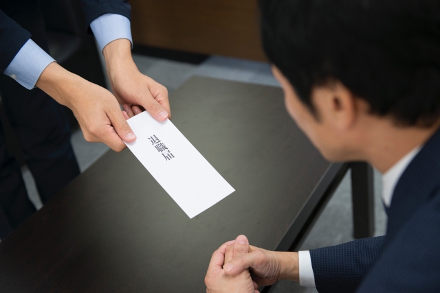 退職届に書く理由の書き方とは?上司に伝えるタイミングなどまとめ!のイメージ