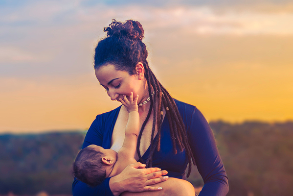 母乳って血液でできてるの?成分・出る仕組み・出し方の工夫を解説!のイメージ