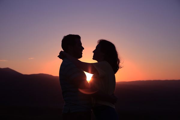 不倫する既婚男性の心理10選&不倫男が本気の時の行動12選!のイメージ