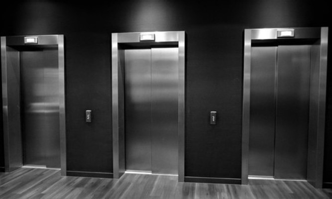 【夢占い】エレベーターが落ちる夢の意味15選!止まらない場合は?のイメージ