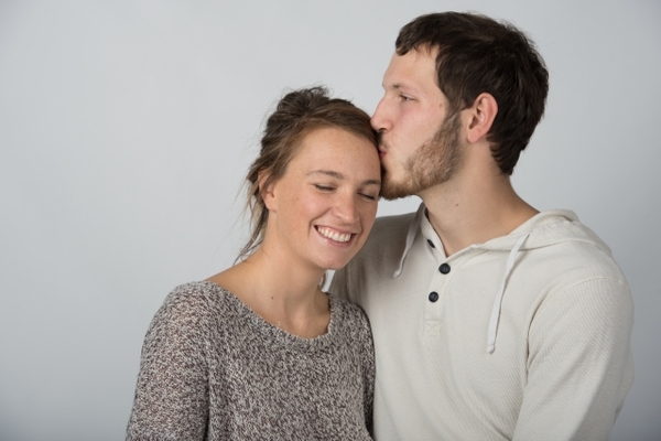 おでこにキスされた!キスする場所によって違う男性心理を徹底解説!のイメージ