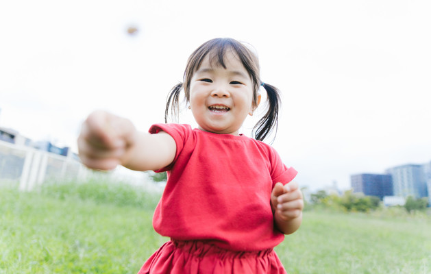 2歳児におすすめの遊び20選!心と体の発達を促そう!【屋外・室内】のイメージ