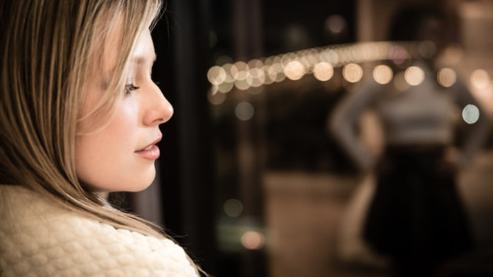 「羨望の眼差し」の意味や使い方とは?他人を羨ましがる人の特徴も!のイメージ