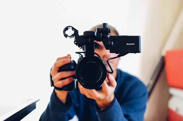 YouTuberになるには?始め方や収益化の方法を解説!今からでも遅くない?のイメージ