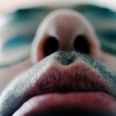 髭を抜く癖を直すべき理由!ニキビや濃くなるだけじゃない様々な悪影響のイメージ