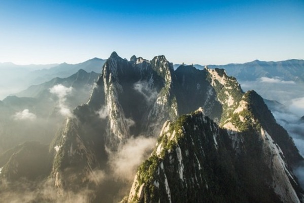 中国で命がけの華山登山!狭い足場の"長空桟道"を通れるか!?のイメージ