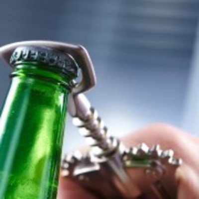 栓抜きがない!そんなとき代わりにビール瓶を開けてくれる23の代用品【簡単】のイメージ