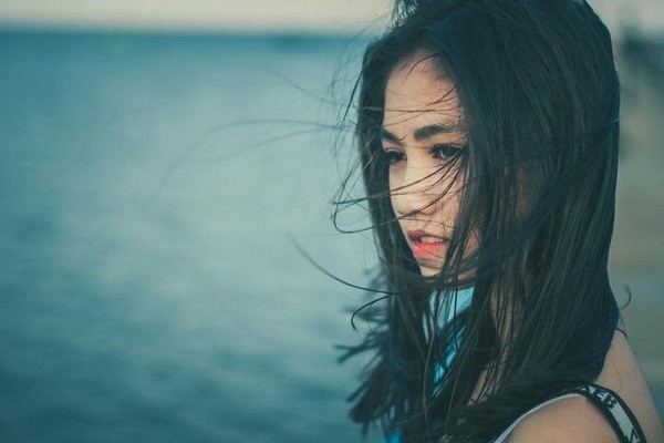 【目をそらす心理】男性と女性・上下左右によっても全く違う?のイメージ