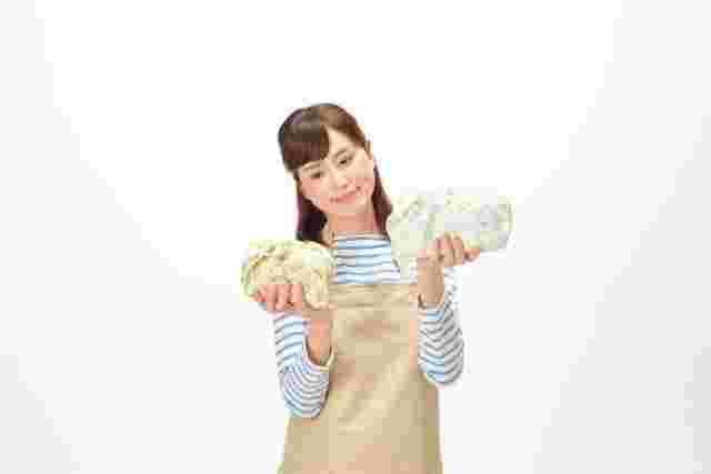 商品を見比べる主婦