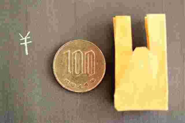 100円硬貨とショップバッグ