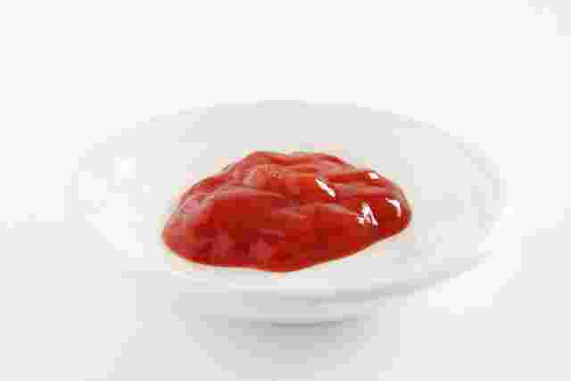 白いお皿に盛られたトマトケチャップ