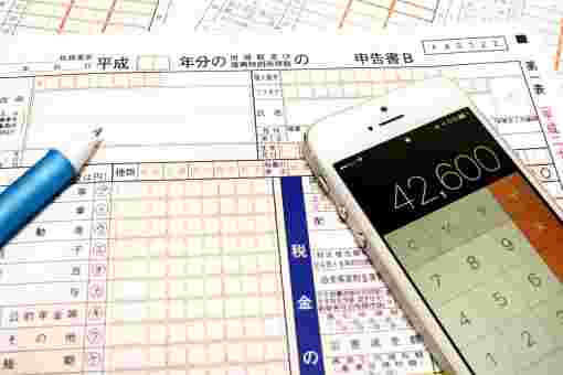 申告書の計算をスマホで行っている様子