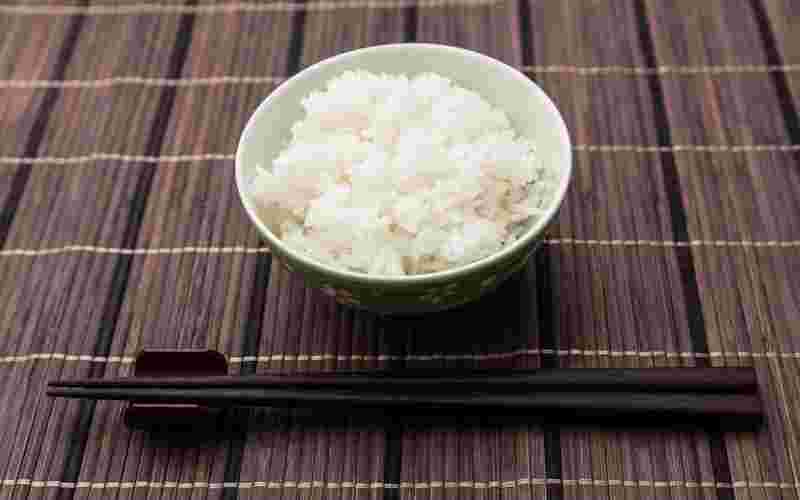 茶碗に盛られた白米と箸一膳
