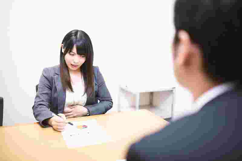 打ち合わせ中にお腹の調子が悪くなった女性