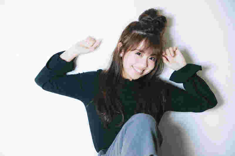 可愛くポーズをとるモデル風女性