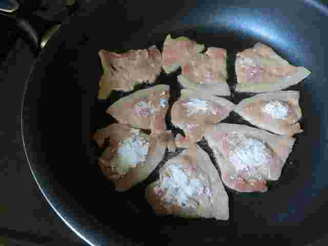 フライパンで豚肉を焼く様子