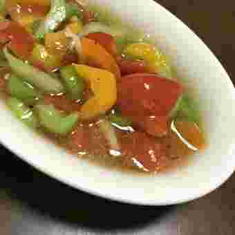 白いお皿に入った野菜マリネ