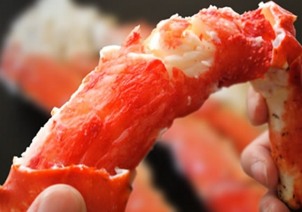 ぎっしり詰まったタラバガニの身を出している様子