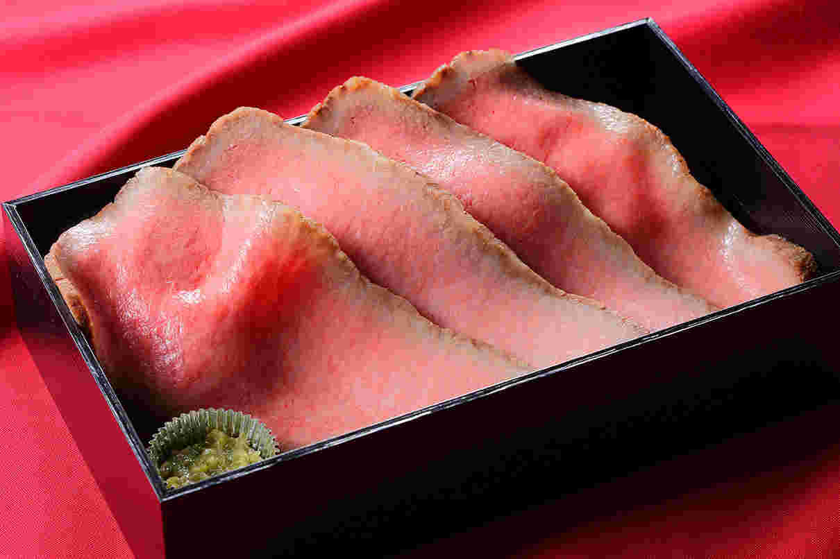 薄く4枚に分けられた赤身肉