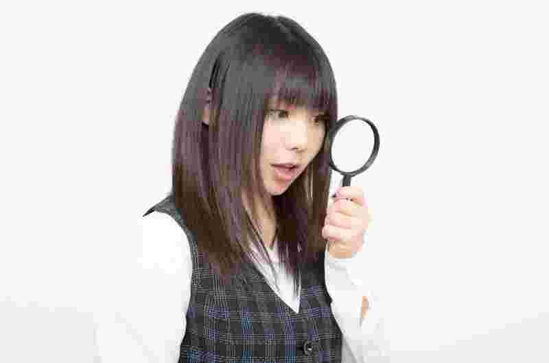 発見する女性