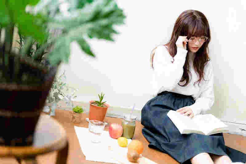 調べる女性