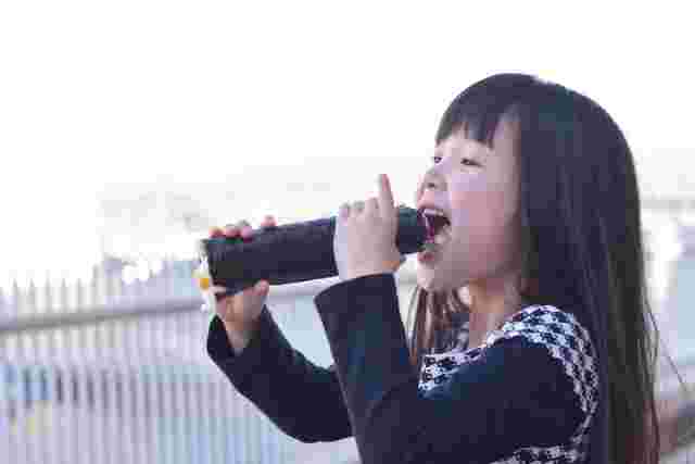 外で恵方巻きを食べる女の子